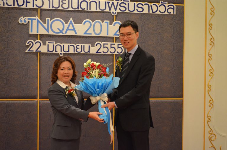 ถ่ายภาพร่วมแสดงความยินดีกับคุณโชน โสภณภานิช ในการรับรางวัล TNQA ตัวแทนคุณภาพดีเด่นแห่งชาติปี 2012